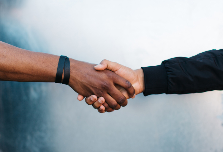 a friendly handshake and helping hand to support you quitting tobacco